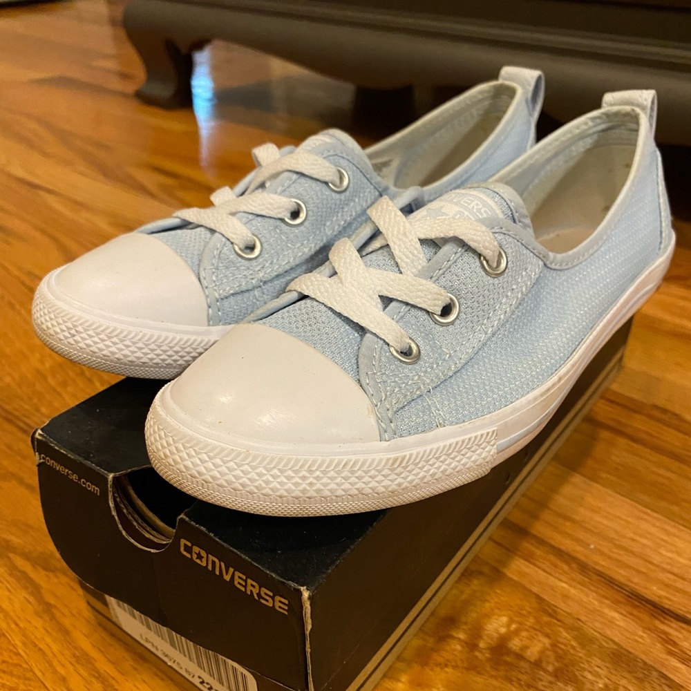 Women converse shoes! Still a good condition